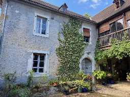 Superb 17th century Bearnaise farm in the heart of the Jurancon wine region just 20 minutes from Pau